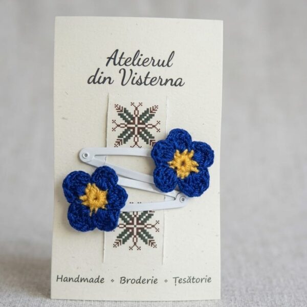 Agrafe de păr metalice clic - clac cu decor floral croșetat manual