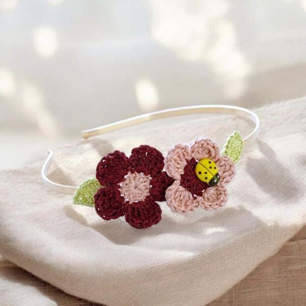 Cordeluta metalica cu decor floral crosetat manual